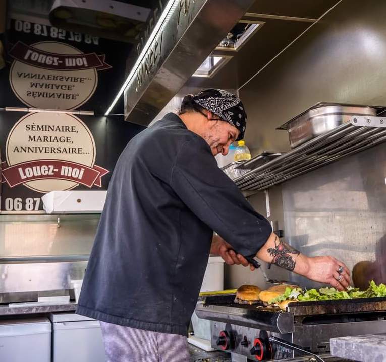 Burger au maroilles en préparation sur la plancha