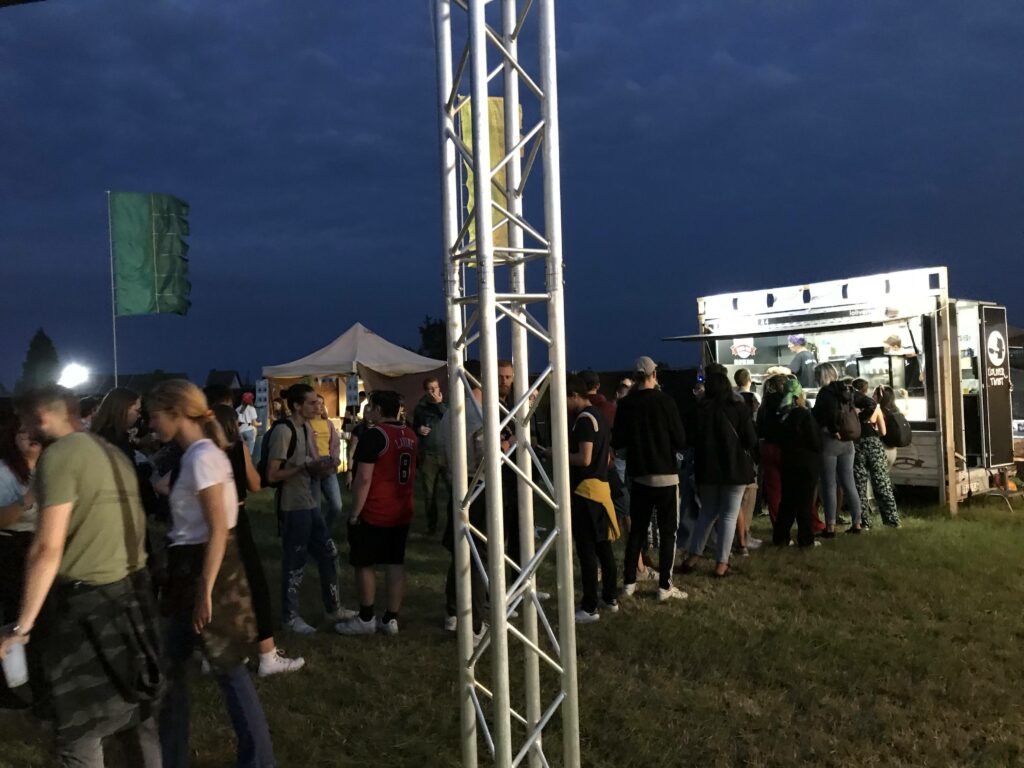 La foule se masse devant le food truck de L'Oliver Twist